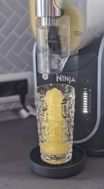 Ananas-Slush einschenken